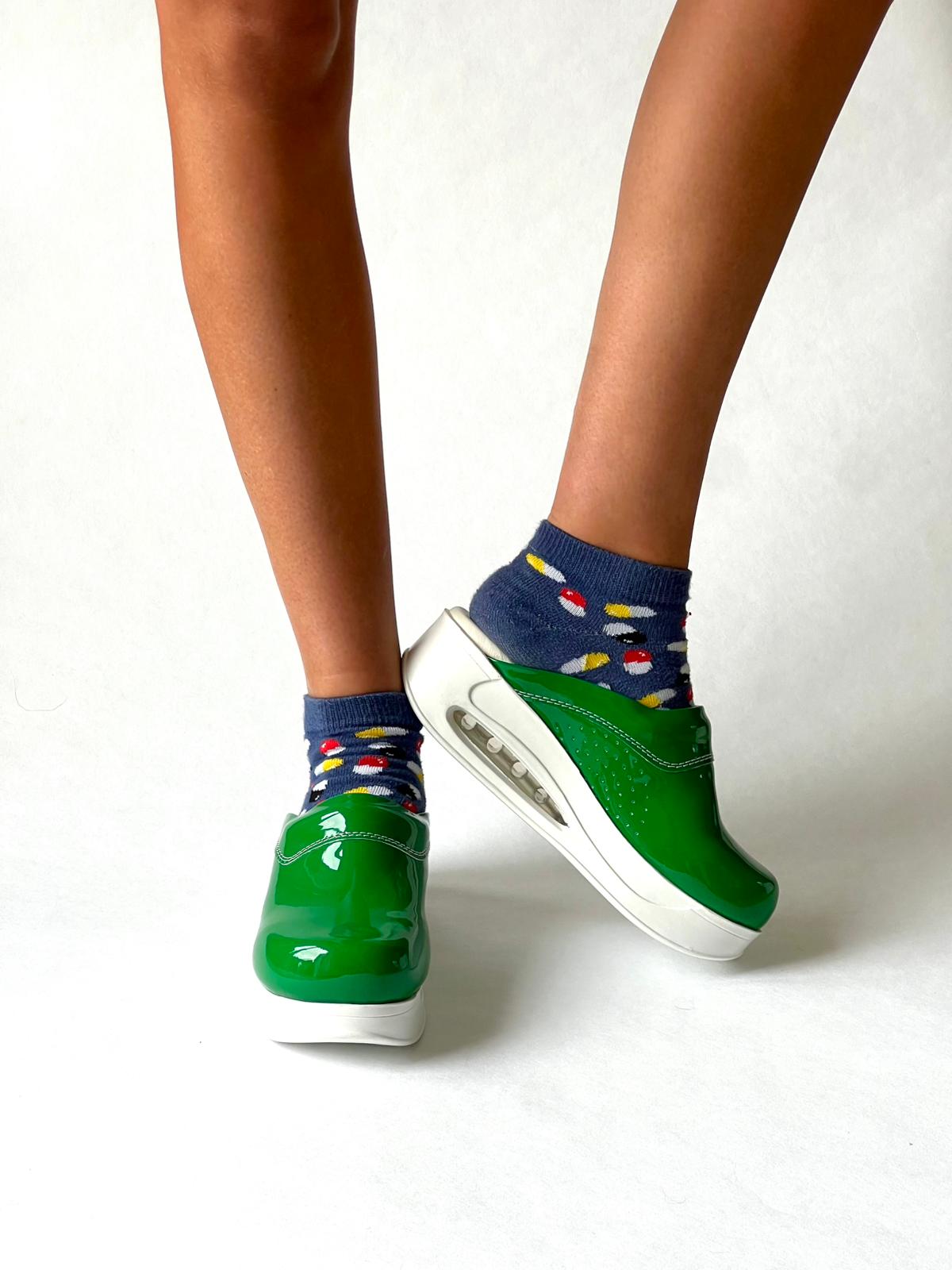 Airmeds solid green lacquer clogs
