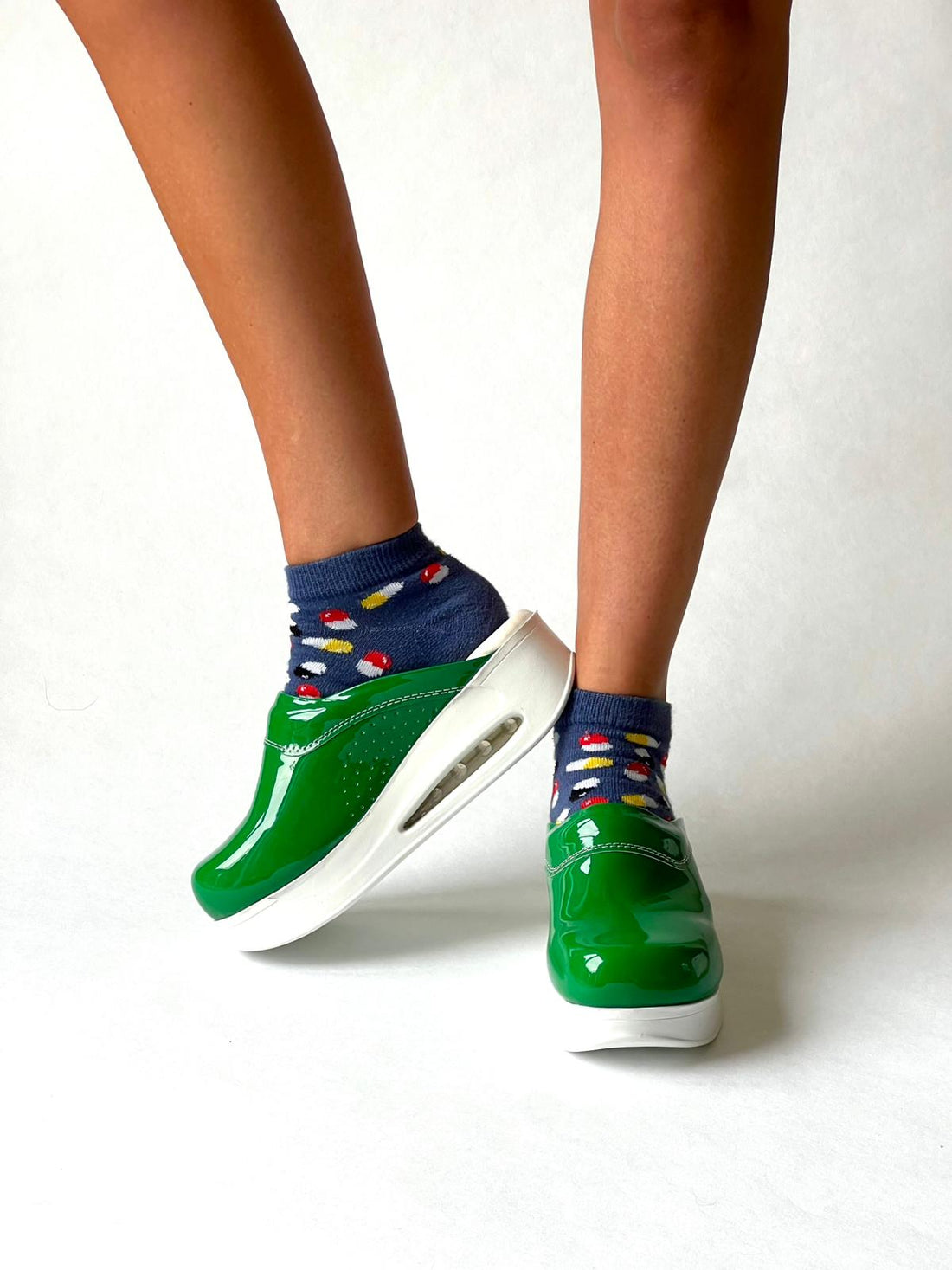 Airmeds solid green lacquer clogs