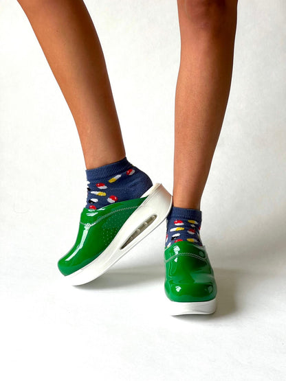 Airmeds solid green lacquer clogs