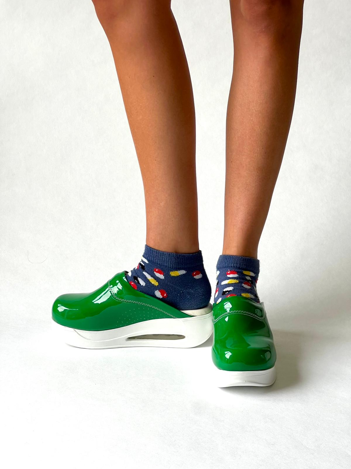 Airmeds solid green lacquer clogs