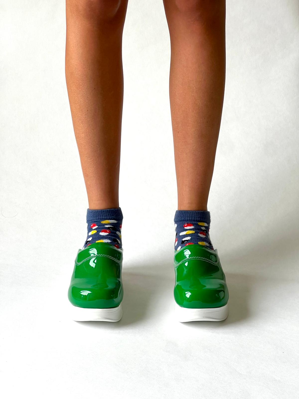 Airmeds solid green lacquer clogs