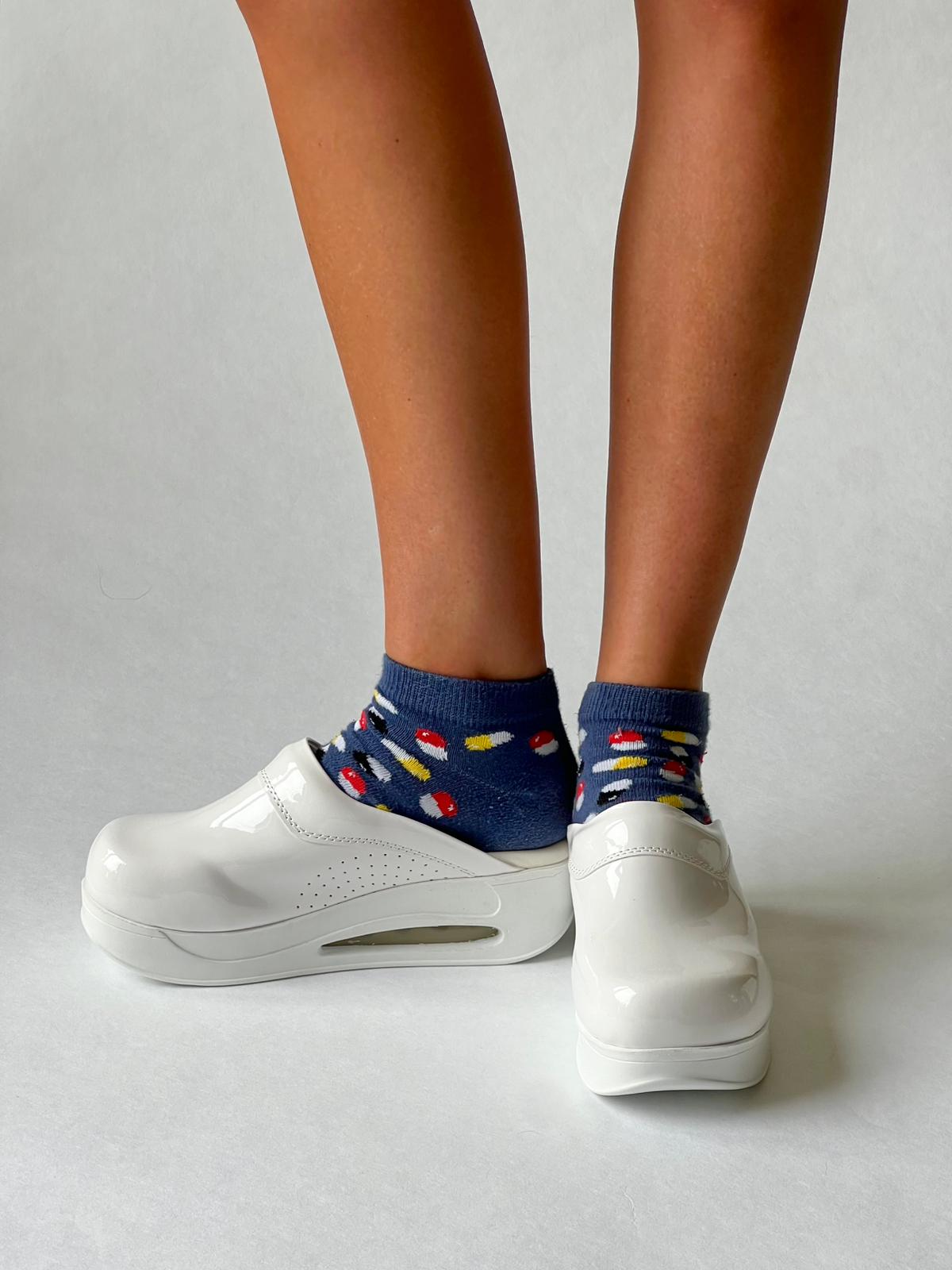 Airmeds solid white lacquer clogs