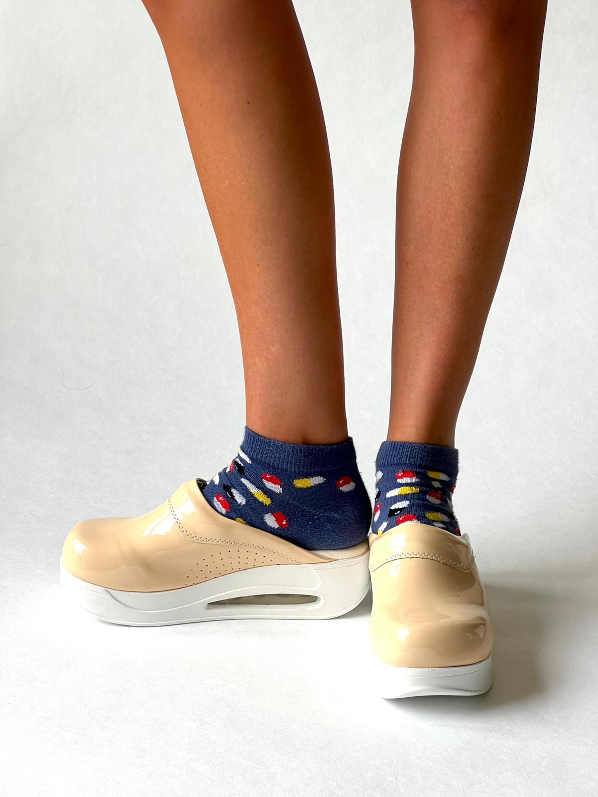 Airmeds solid cream lacquer clogs